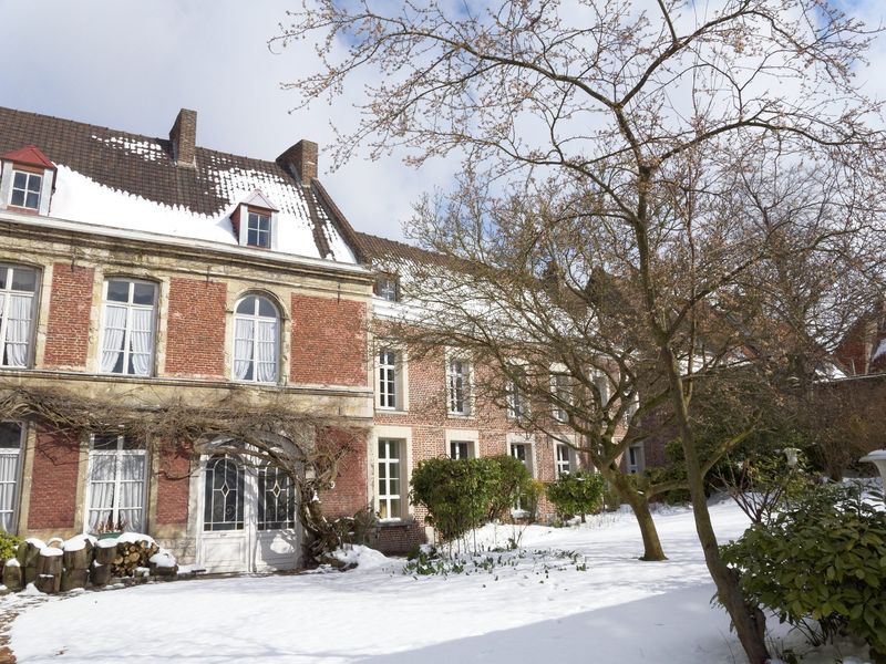 Vue générale du jardin prise en hiver, sous la neige.
